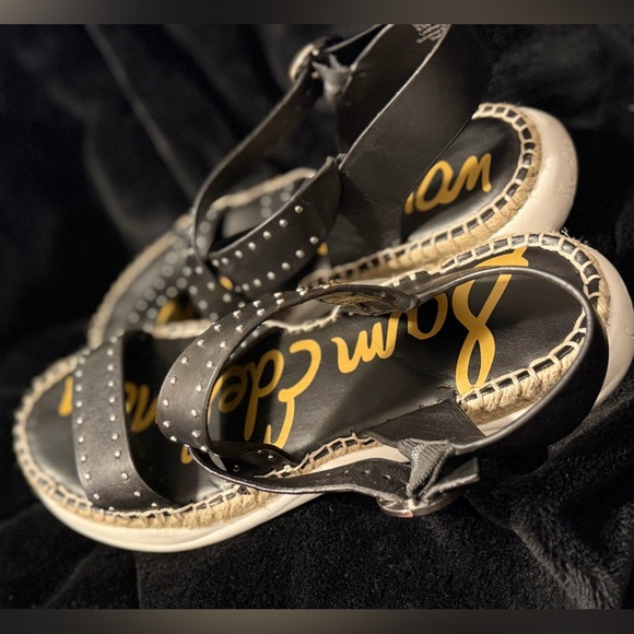 Black Sandals with Woven Straps and Cushioned Sole - Picture 5 of 15